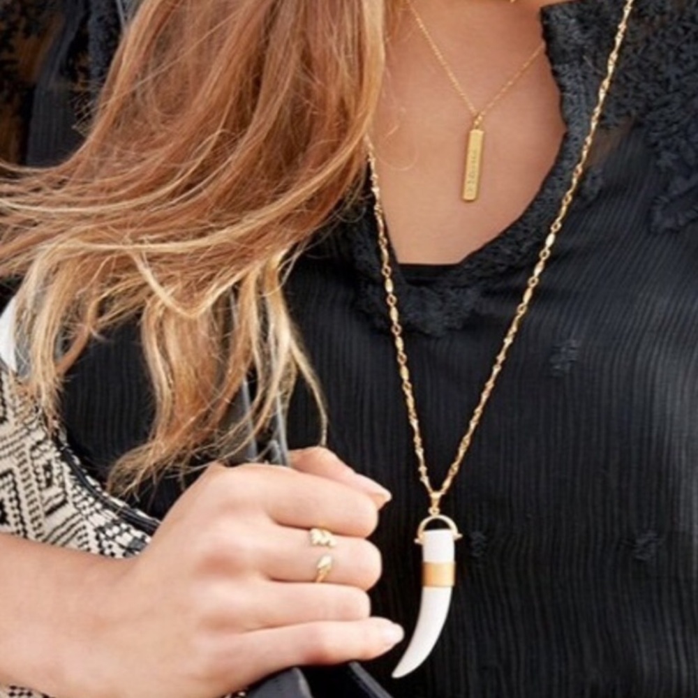 Stella & Dot Sahara long gold tone necklace